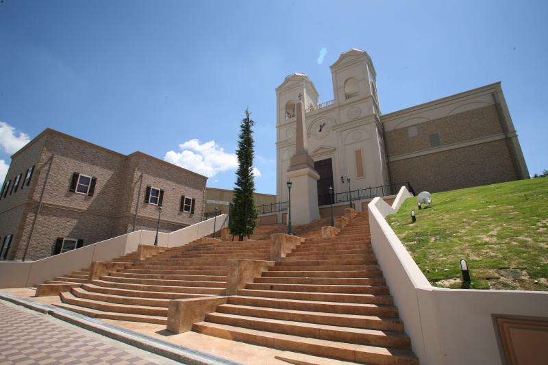 映画「ローマの休日」で有名なスペイン広場をイメージしたヴェルージュの外観。大階段での演出が映画の1シーンへお二人を導きます。