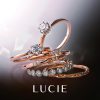 【LUCIE】　高いクオリティとデザイン性を重視されてつくられたリングたちは、優雅で女性らしい指元を演出。