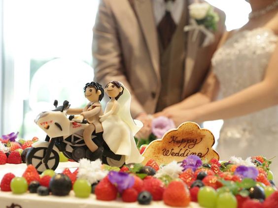世界に一つだけ 人気の シュガードール をケーキトッパーに 結婚プランニングサイト ラブマリ東海版