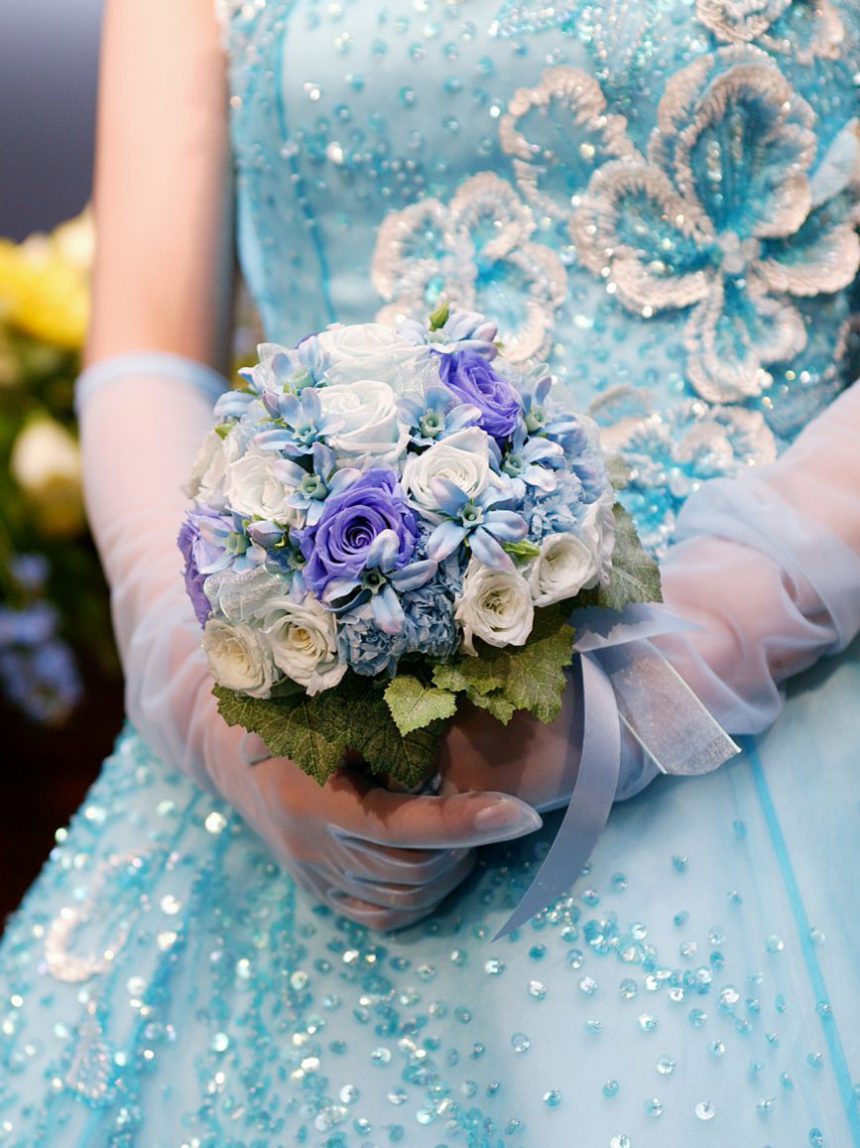 青色のウェディングドレスのイメージ